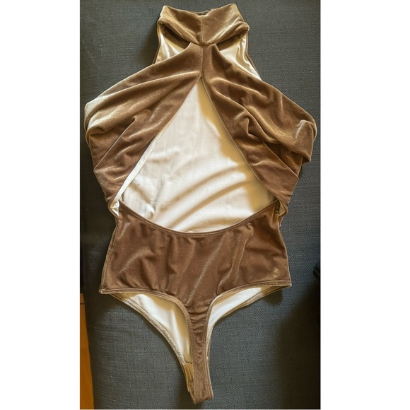 ALIX NYC ‘Bentley’ Cutout Sleeveless Velvet Bodysuit in Golden Brown Size Medium - Picture 7 of 13